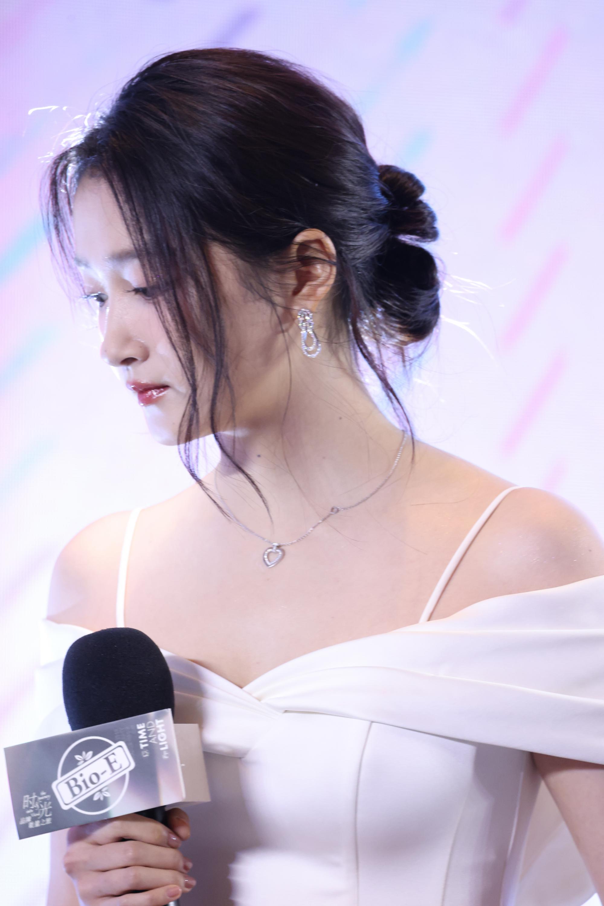 关晓彤右侧脸漏香肩现场生图照[4]